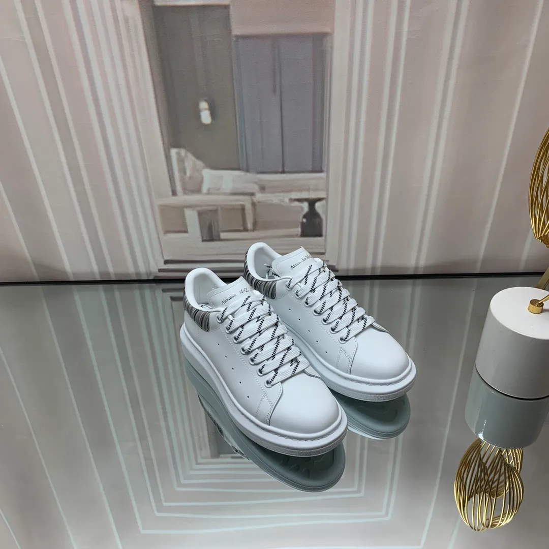 👟👟Ex-factory price 560👟👟 Professional McQueen factory. Top version. Couple style Alexander McQUEEN high version has been upgraded to the highest quality again✅ 💪McQueen Spring, Summer, Autumn and Winter top version Purchasing level✅ Recruiting national online and offline agents to join🤝 🏆Fabric: Original materials imported from Italy. Texture, water-resistant and non-discoloring 🏆Inner lining: ️A-grade Italian imported lining resistant to dirt, sweat-absorbent, breathable and comfortable 🏆Foot pads: top-grade imported Italian super-soft cowhide leather 🏆Outsole: PU+counter 1:1 🏆Shoe box: original white box. Plus white flip cover for double-layer protection. Cloth bag. Handbag. Certificate of 1:1 mold opening, 4-piece set. Delivered with a pair of shoelaces. 🖕🏿🖕🏿🖕🏿 You can choose any pair of shoelaces in any color of our factory 🏆Code number: women's 34-41. men's 38-46 🏆Special remarks (women's code 34.40.41, men's code 38.45.46 is customized, no returns or exchanges) Win-win cooperation 🤝